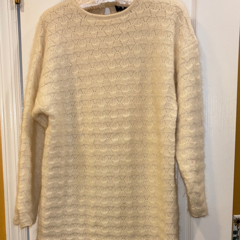IMARI SOFT CREME COLORED SWEATER LAMBSWOOL ANGORA NYLON SIZE LARGE TUNIC LENGTH